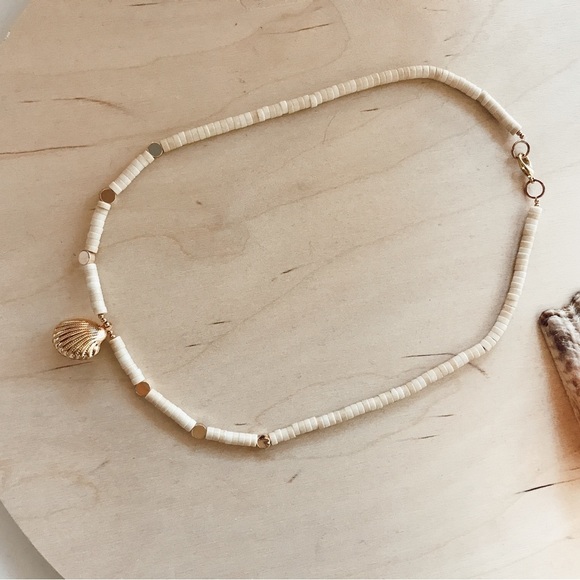 Shell necklace, sea shell Heishi beads choker, sea shell charm choker - Picture 3 of 3